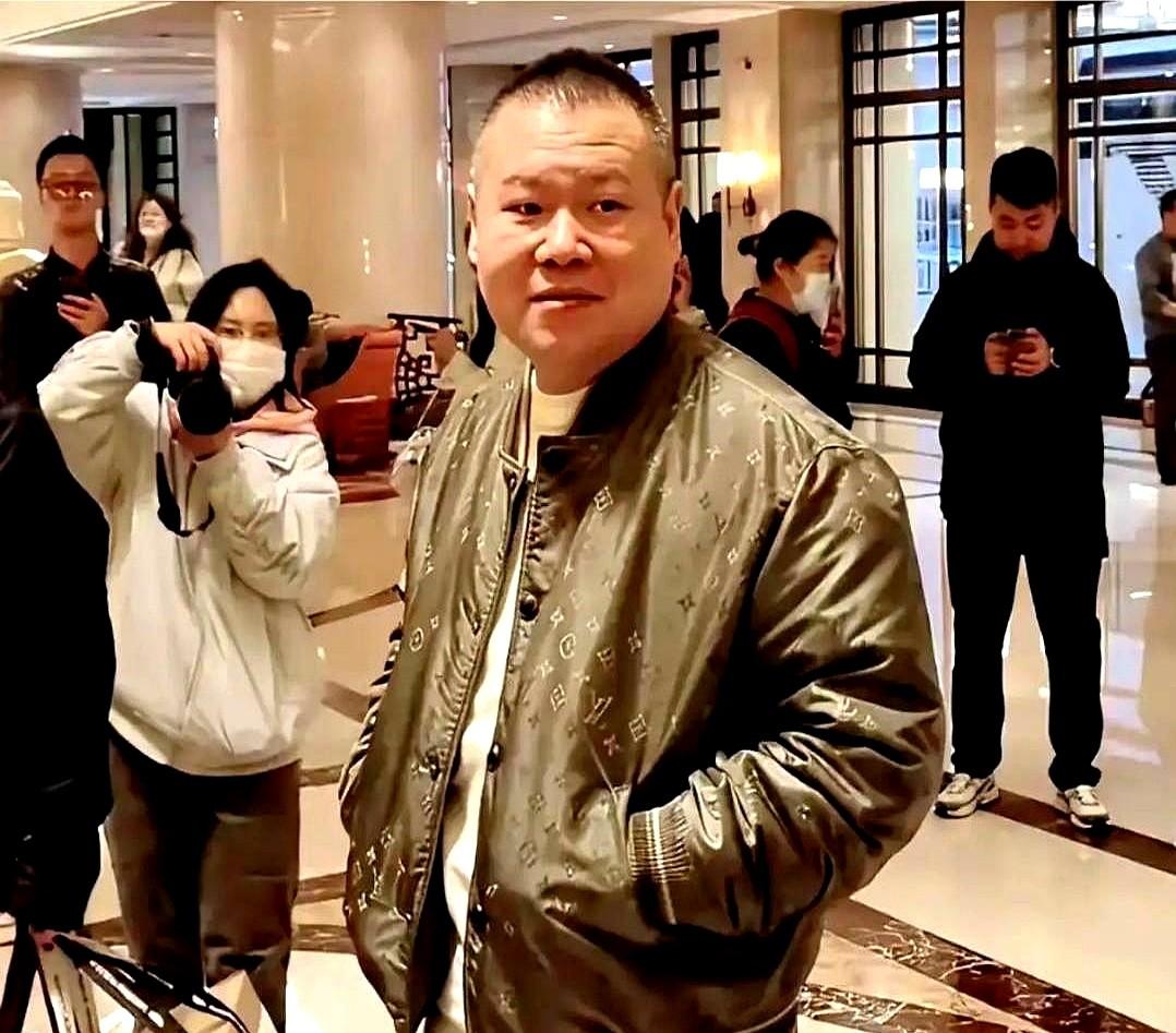 岳云鹏一件大牌外套，演唱会门票卖1580，又被骂了。

有人酸他，说他忘了自己是