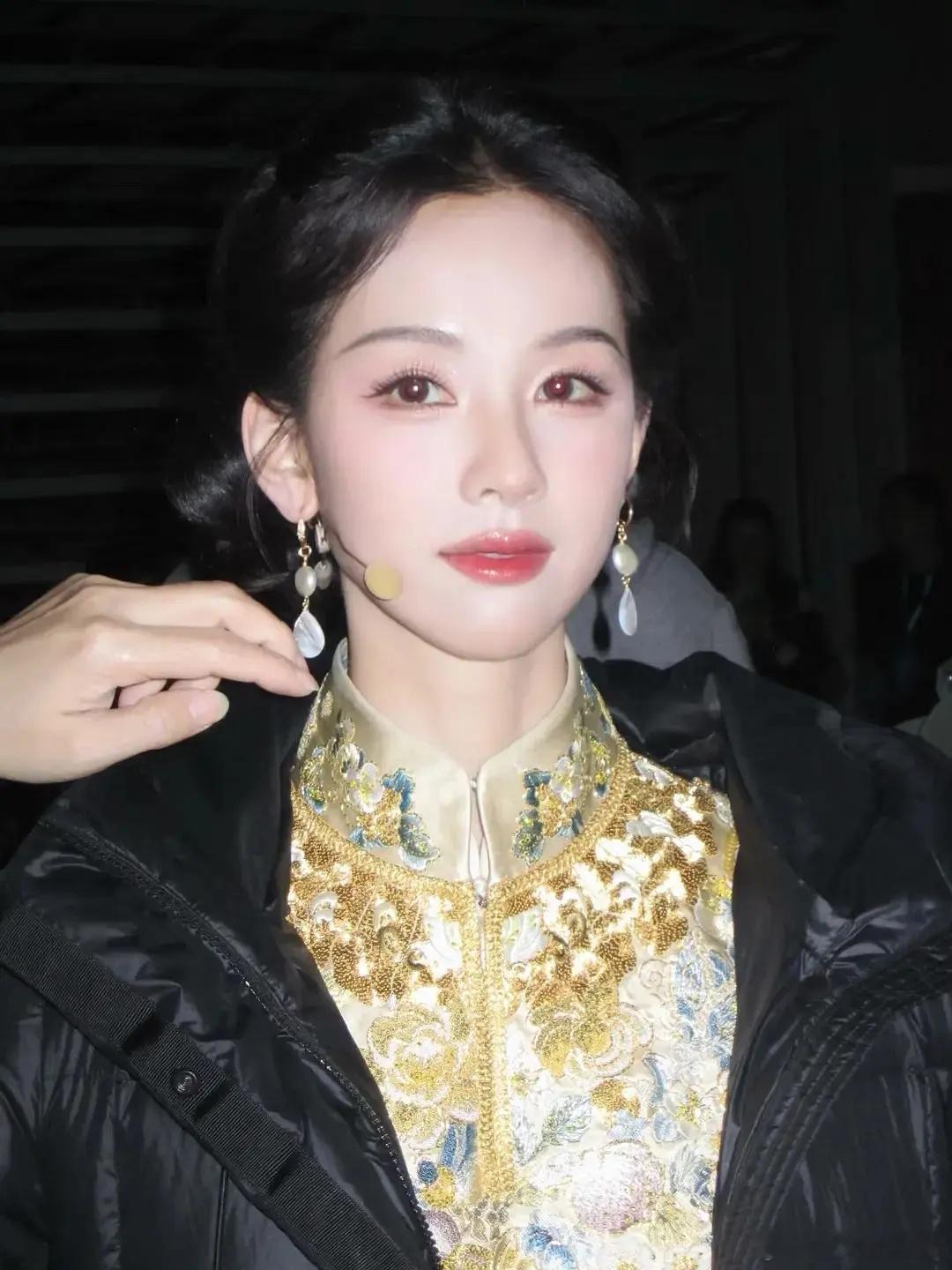 这张照片陈都灵很像小牌大耍的周也 