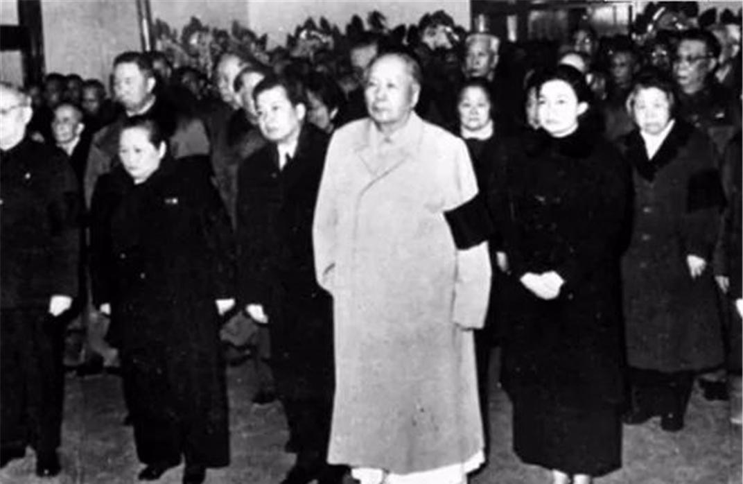 毛主席准备午睡时突然打电话给周总理，请求立即安排车辆，亲自赶去参加陈毅追悼活动