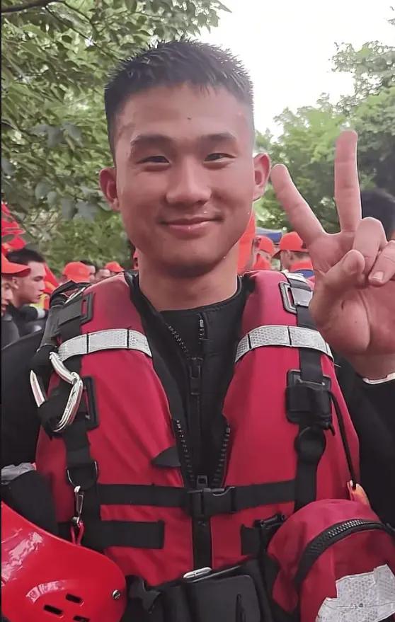 找到了！
在雨水里吃饭的泡饭哥，
不是广西人，也不是湖南人，他是一名正宗的广东肇