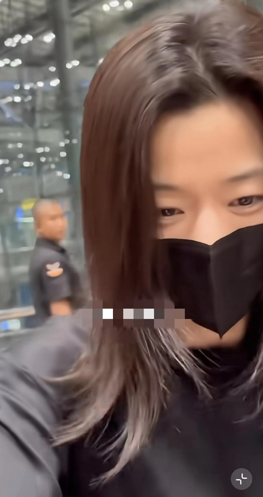 全智贤素颜现身机场眼袋重，后登台也是淡妆，身材干瘪了!

前几天，全智贤在巴黎时