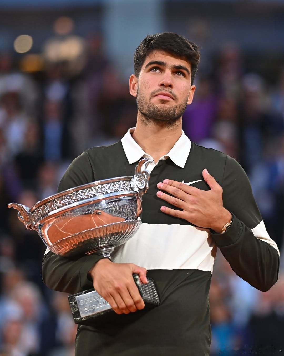 阿尔卡拉斯因伤退赛法网 北京时间4月25日凌晨，现世界第二、两届法网冠军阿尔卡拉