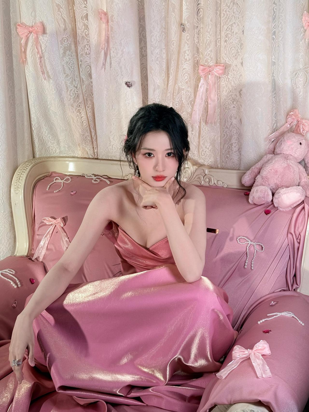 王楚然
蕾丝垂落的褶皱里
藏着未说出口的温柔
粉缎面裹住月光
在肩线处漾开细碎的