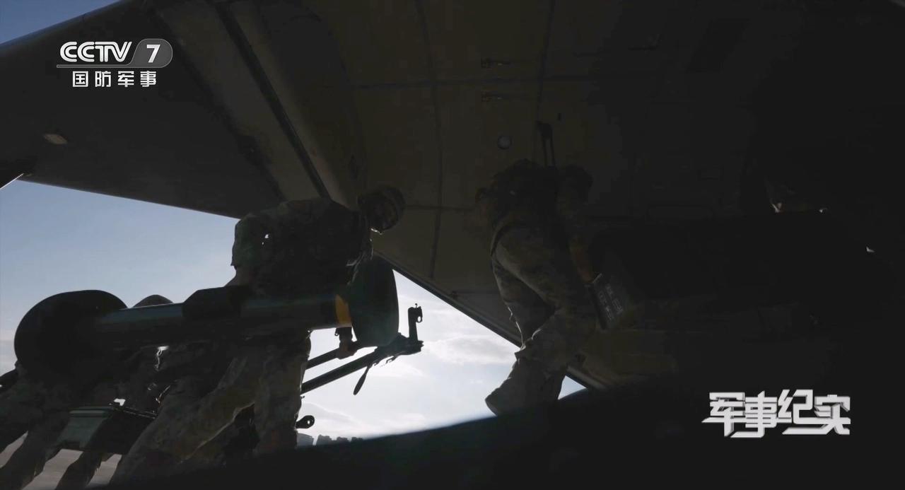 小分队携带红箭-12等装备登机 ​​​