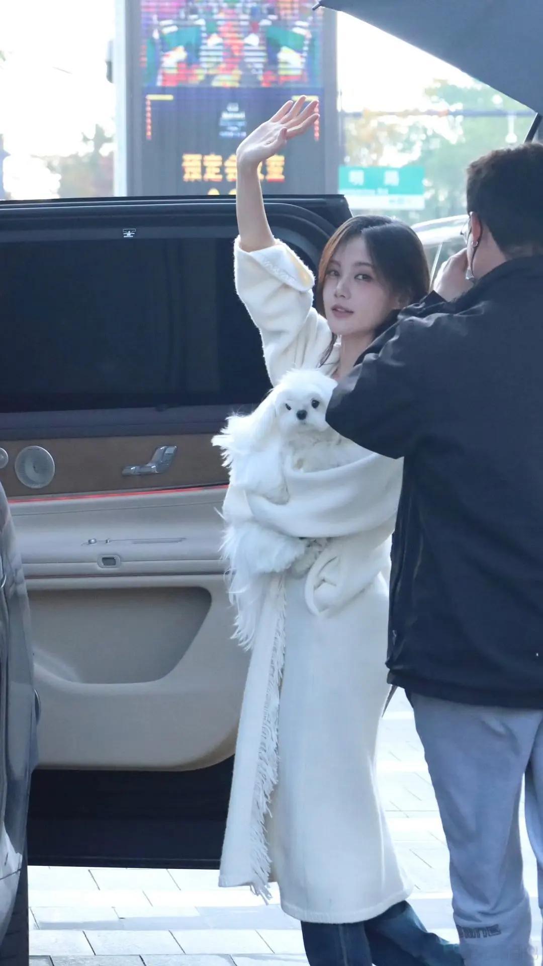 李一桐这个生图状态。我去感觉完全被低估了之前都说和🍍长得像以为也会是那种有点土