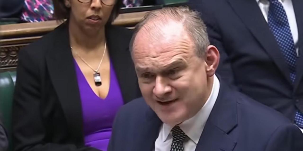 “特朗普不是英国的朋友，也不是世界的领袖，他就是个危险且腐败的恶棍！”这是英国自