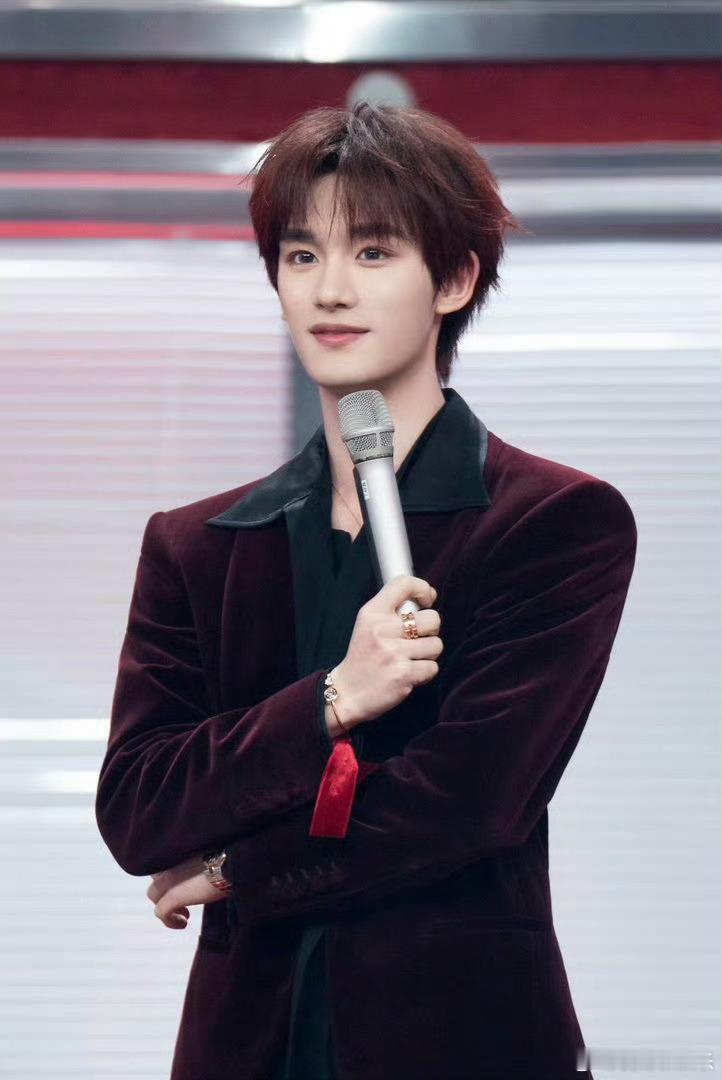 下期你好星期六有丁程鑫配音丁程鑫黑衬衫眼镜杀你好星期六😻 禁欲系帅哥上线！黑衬