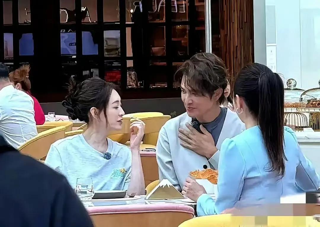 李小冉和钟汉良太不像话了，两个年近半百的人竟然一点年龄焦虑都没有，不但没有年龄焦