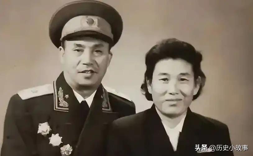 1947年，四野一位师长娶了牺牲战友的遗孀。新婚夜，他没碰新娘，反而对着她提了个