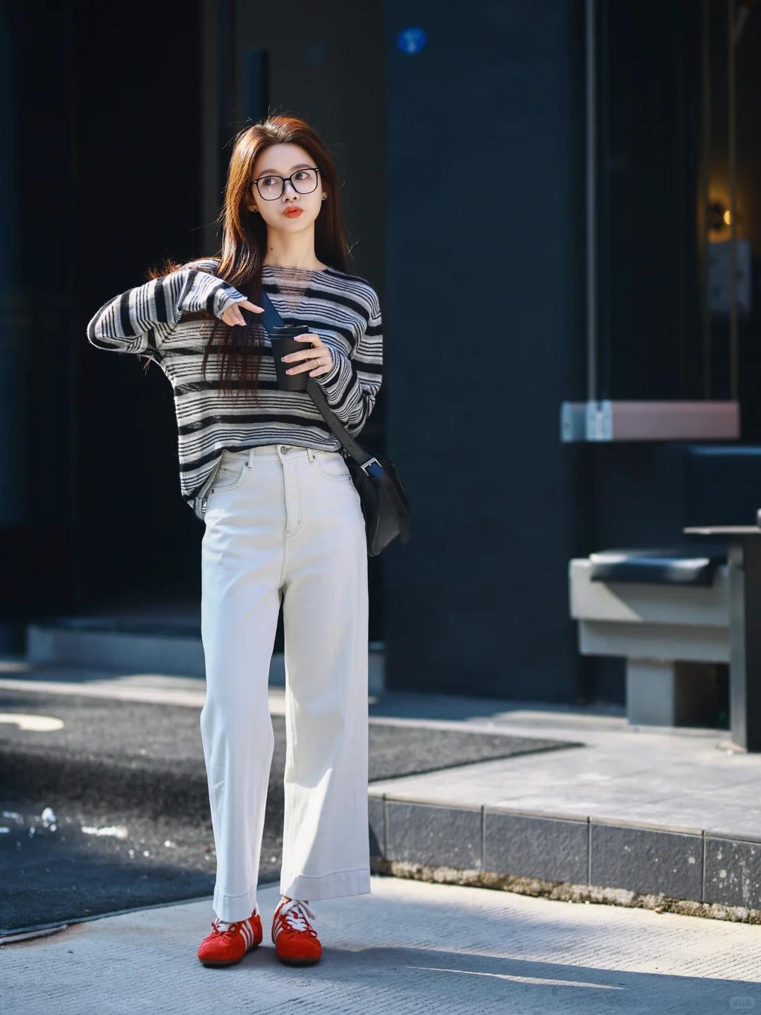🌈条纹衫：春季永不过时的时尚密码！
宝子们，要说春季穿搭的百搭神器，条纹衫必须