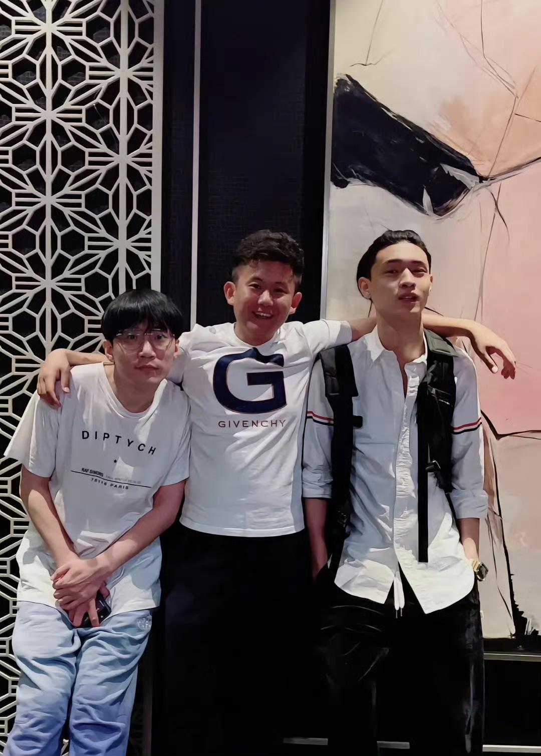 【何九华裂穴以后攀上秦霄贤，损失最大的人竟然是他，你怎么看？】
近日，有网友晒出