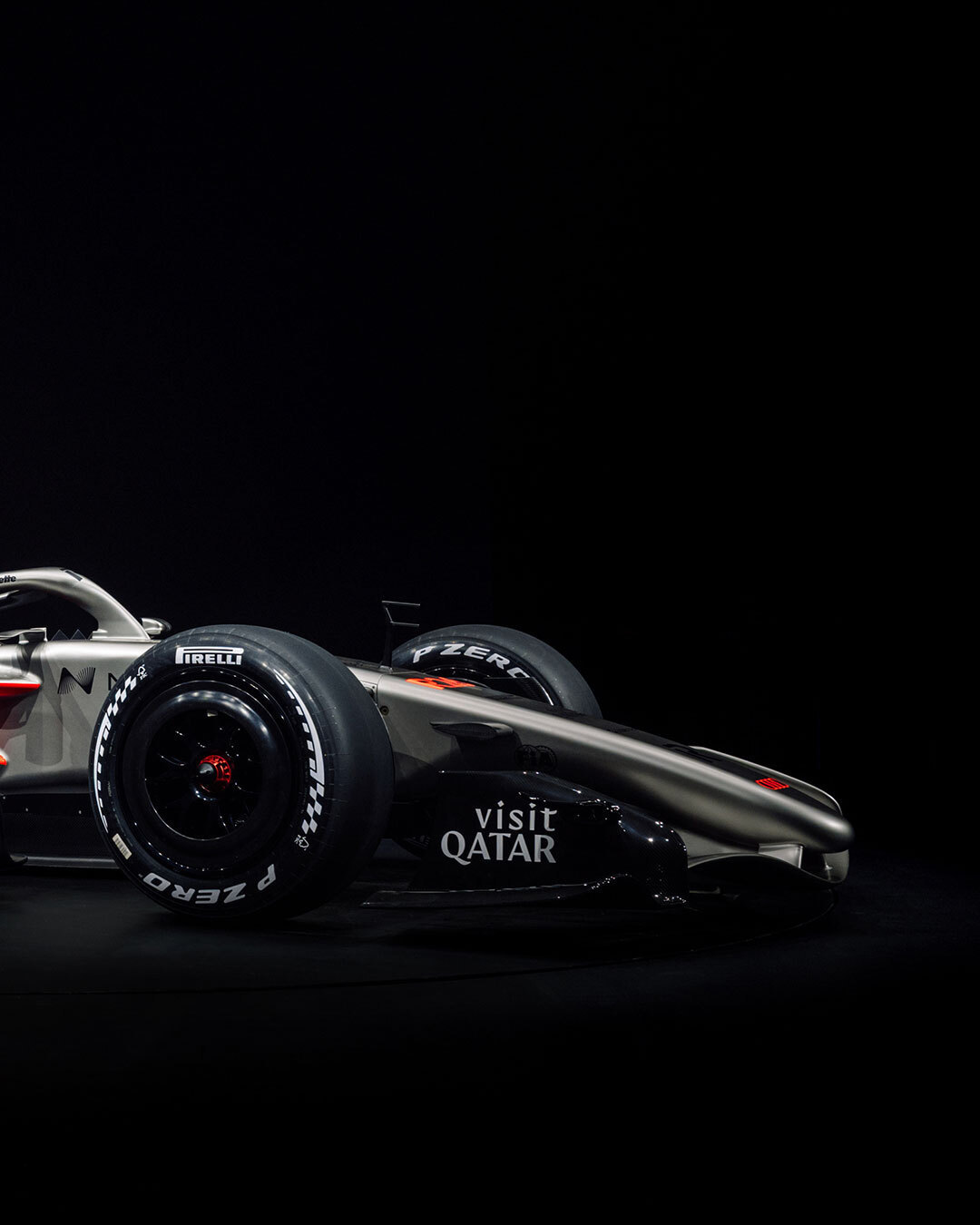 奥迪发布首辆F1赛车R26整车看着挺干净 很素（赞助有点少） 