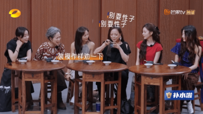 邓萃雯的视后绝非浪得虚名假期中的她们邓萃雯拿着真擂茶演“戏”也太绝了！一句镇定的