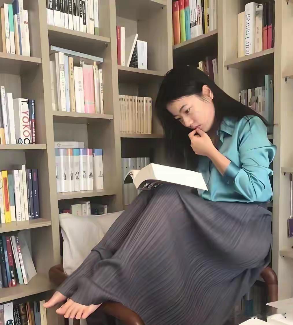 有人说蒋某舟是欧美日势力在华代言人之一，面对欧美日势力入侵，文科生直接投降了。原