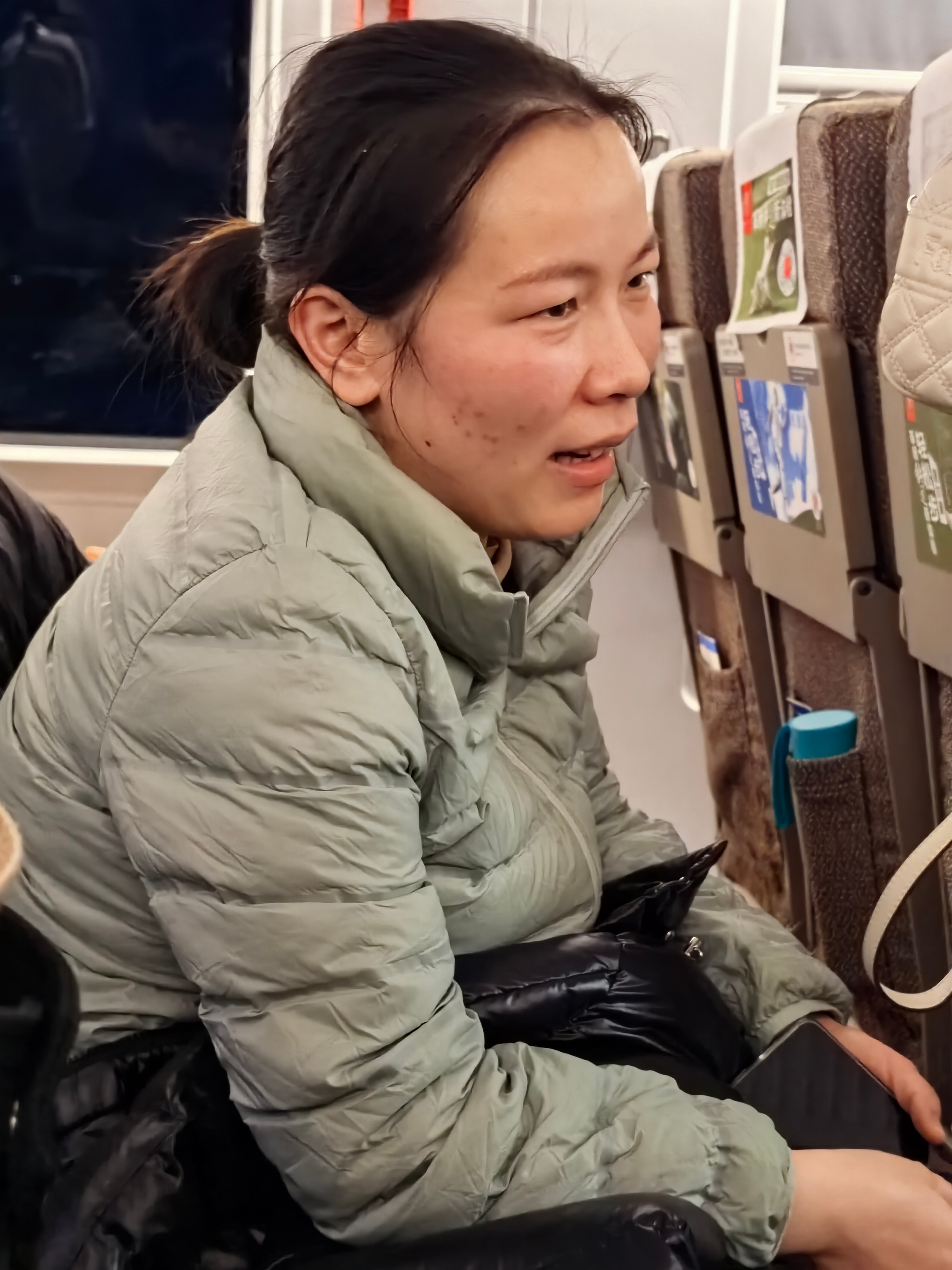 【G2557次列车上一件小事】今天因为大雪，很多车次取消，G2557次车已晚点一