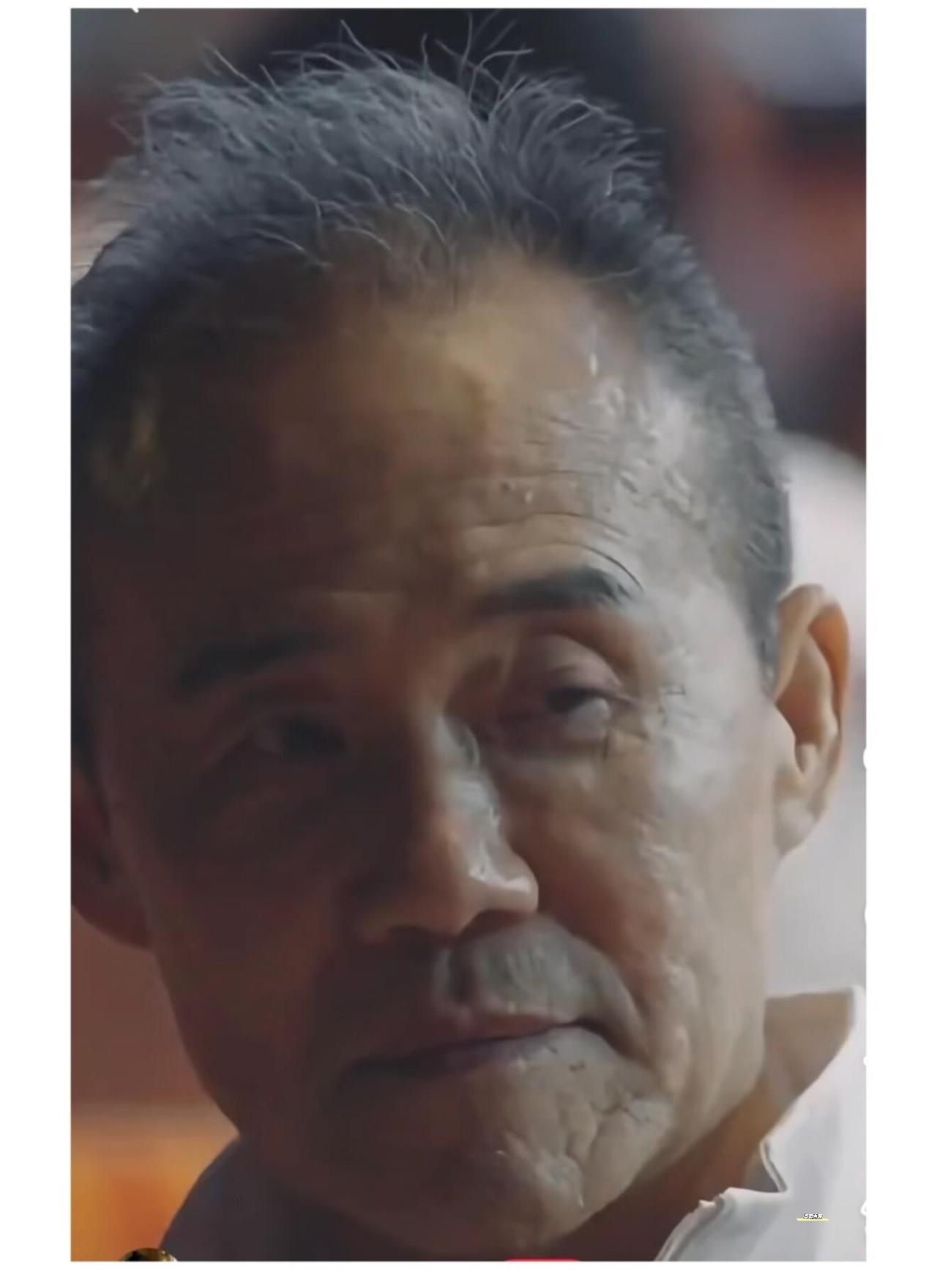 曾经的大佬眼里也是掩不住的疲态和落寞
哪怕是大佬，人老的时候脆弱感暴露无疑
王石