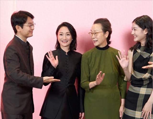 51岁周迅同框71岁奚美娟，一个灵动一个优雅，自然老去真是太美了