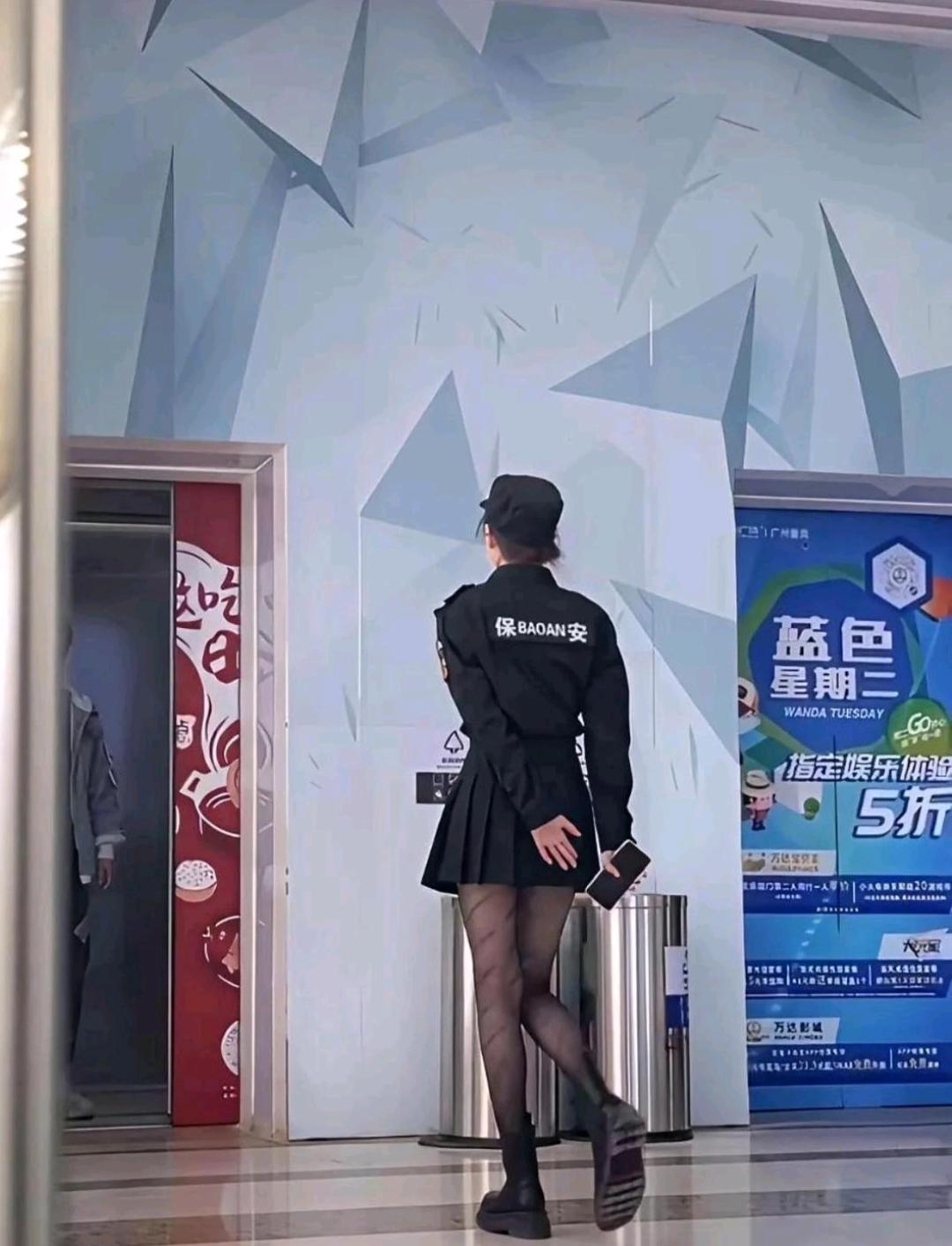 大家觉得聘请这种类型的保安真要是遇到点突发状况，这位保安能保证人员和财产安全吗？