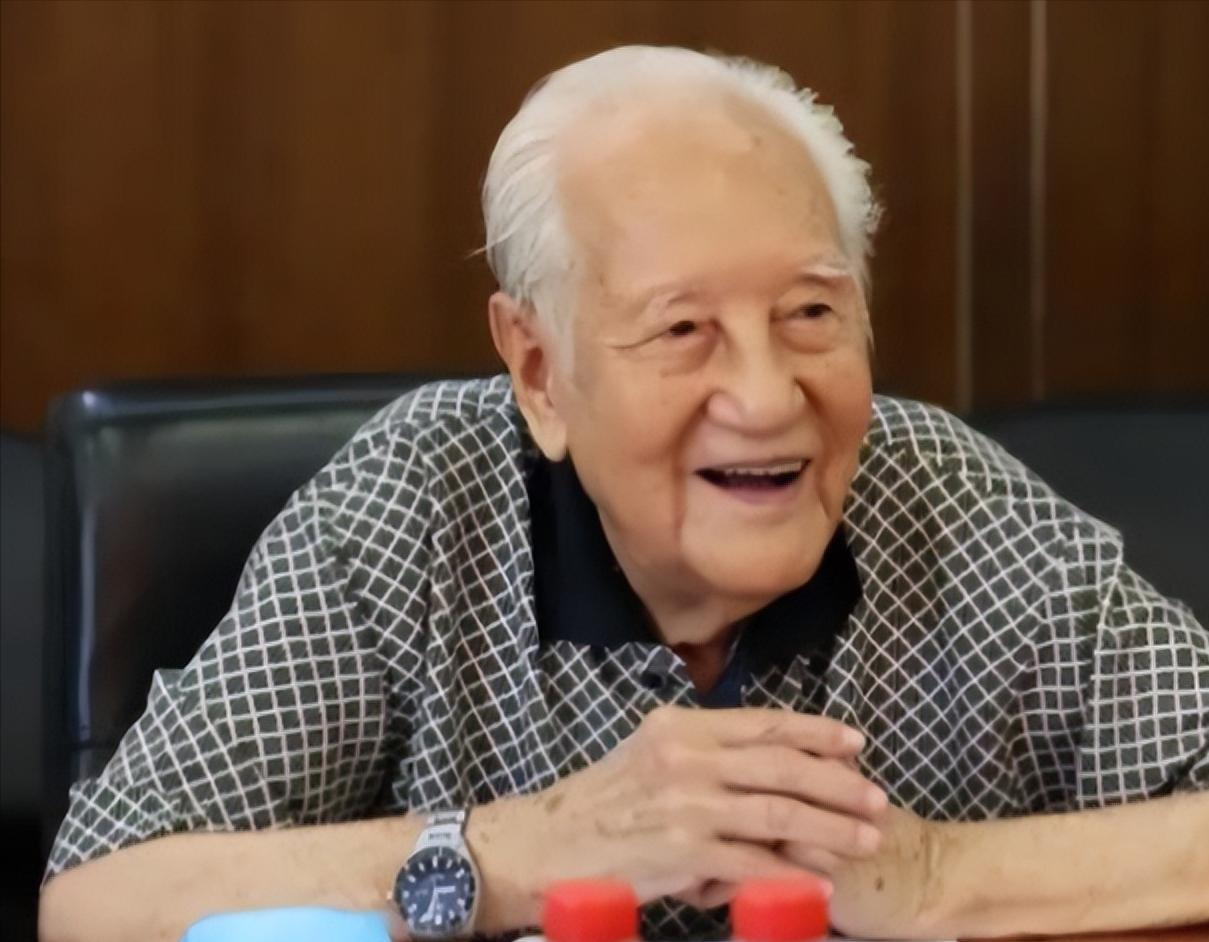 [微风]1988年，“中国核潜艇之父”黄旭华，在南海做深潜试验时，顺道回了趟家，