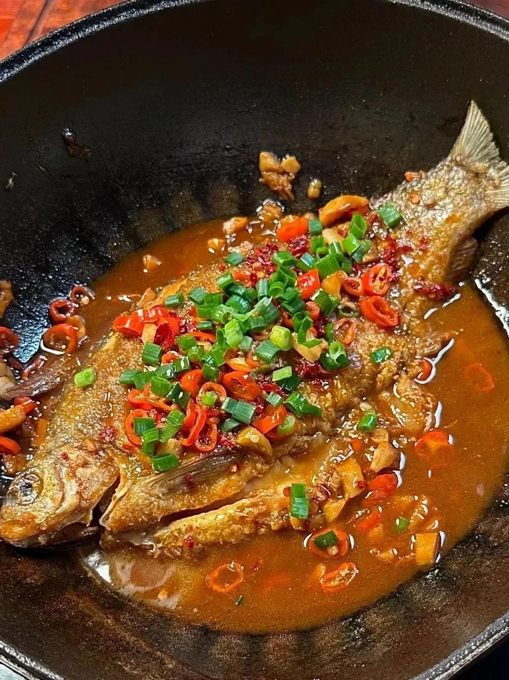 煎鱼总粘锅破皮？第一步就错了！这样煎鱼完整不粘，外酥里嫩 煎鱼第一步就倒油？那可