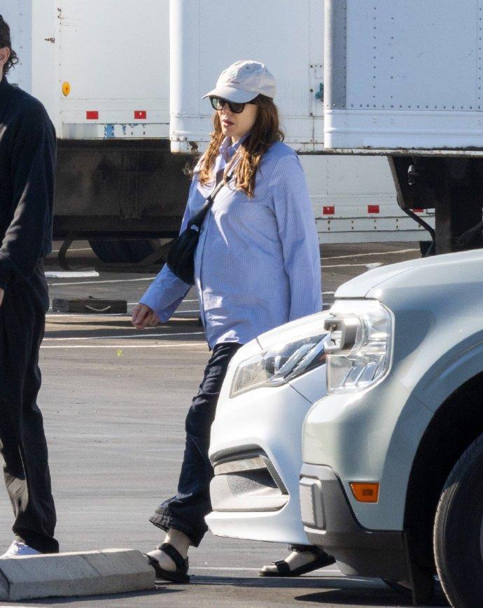 旺达演员当妈 Elizabeth Olsen 和丈夫 Robbie Arnett