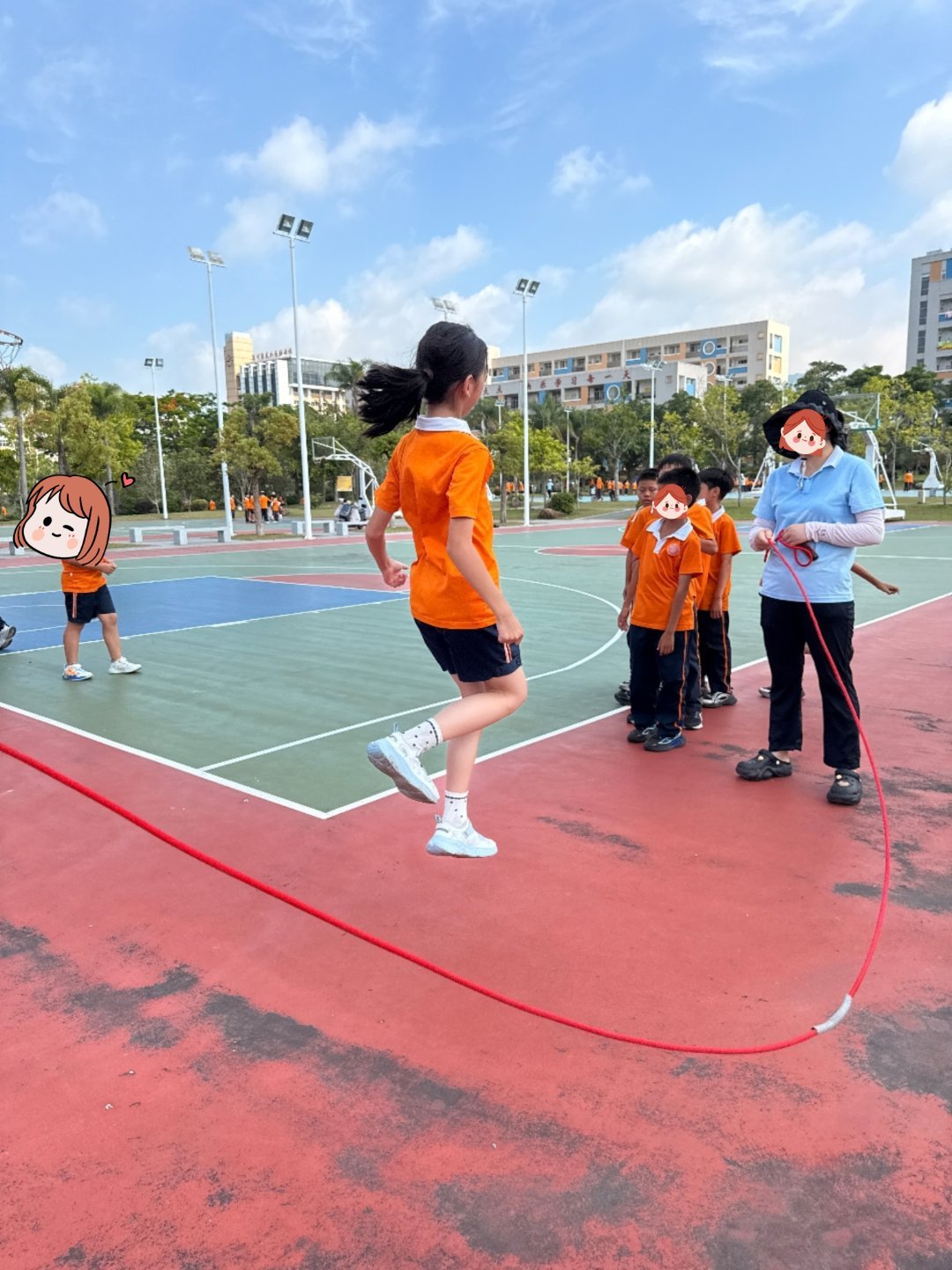 老师发过来的图小姑娘跳绳呢 