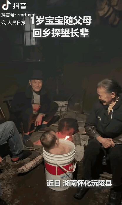 湖南怀化，一对年轻夫妻抱着1岁的孩子，开车三百公里回老家，没有什么大事发生就是太