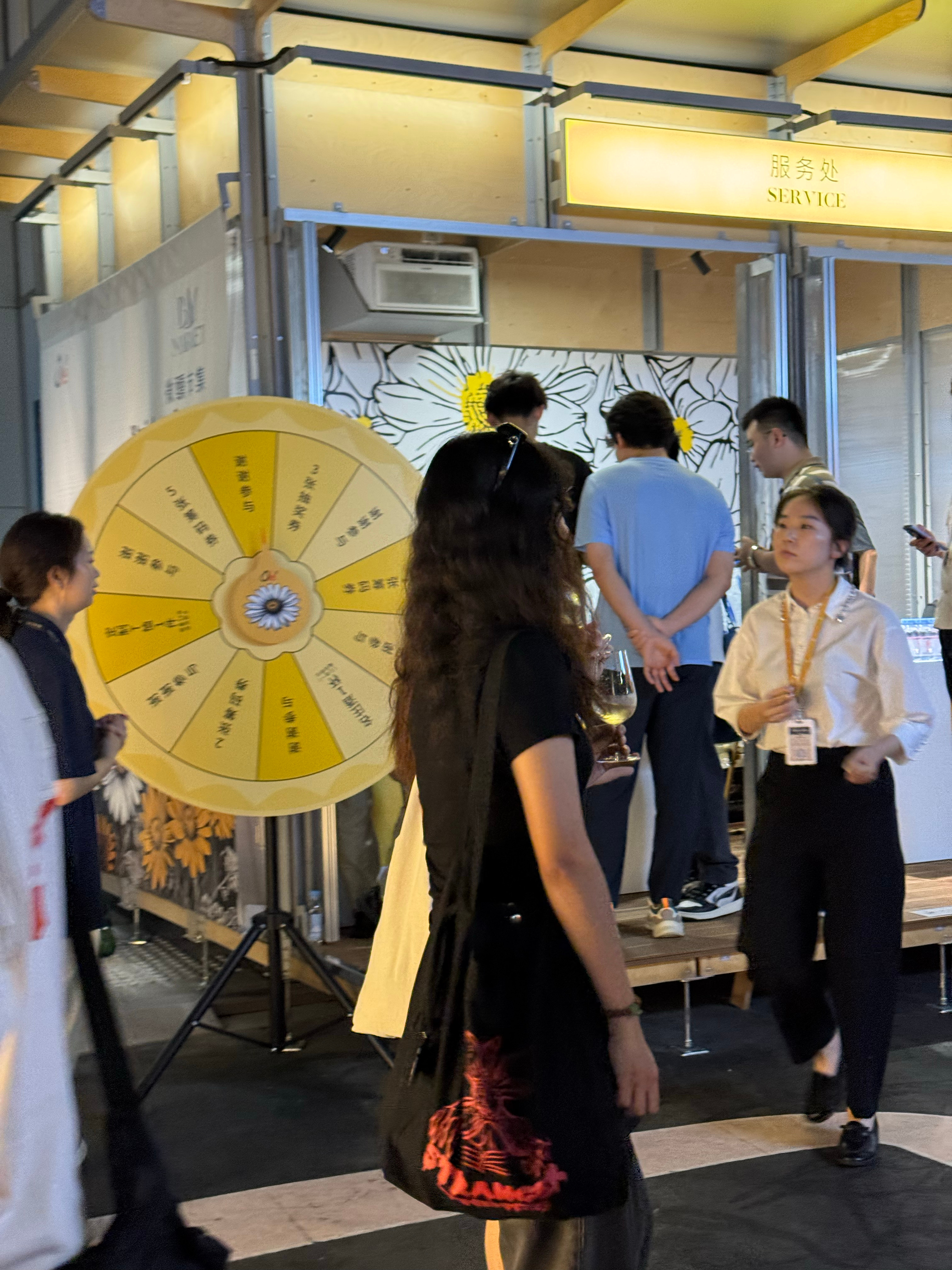 深圳氛围真好，新开的C区搞了一个微醺市集，大家拿着酒杯随地大小喝，还有乐队表演～