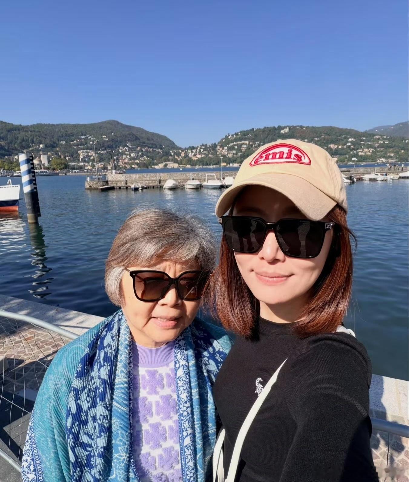 林心如晒与妈妈合照林心如和妈妈长得好像 林心如晒与妈妈合照，母女俩同款酒窝长得好