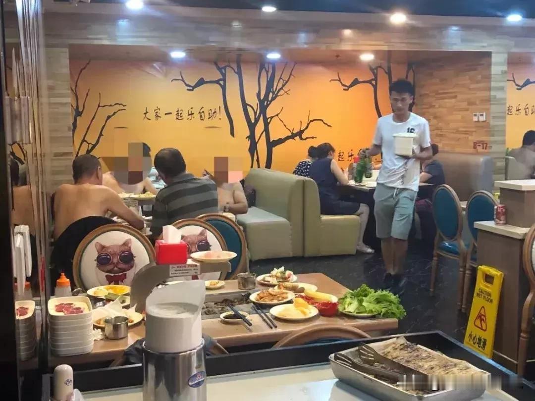 真能算计！山东临沂，女子和朋友花了224元吃烤肉，没想到，这顿饭吃的不明不白，还