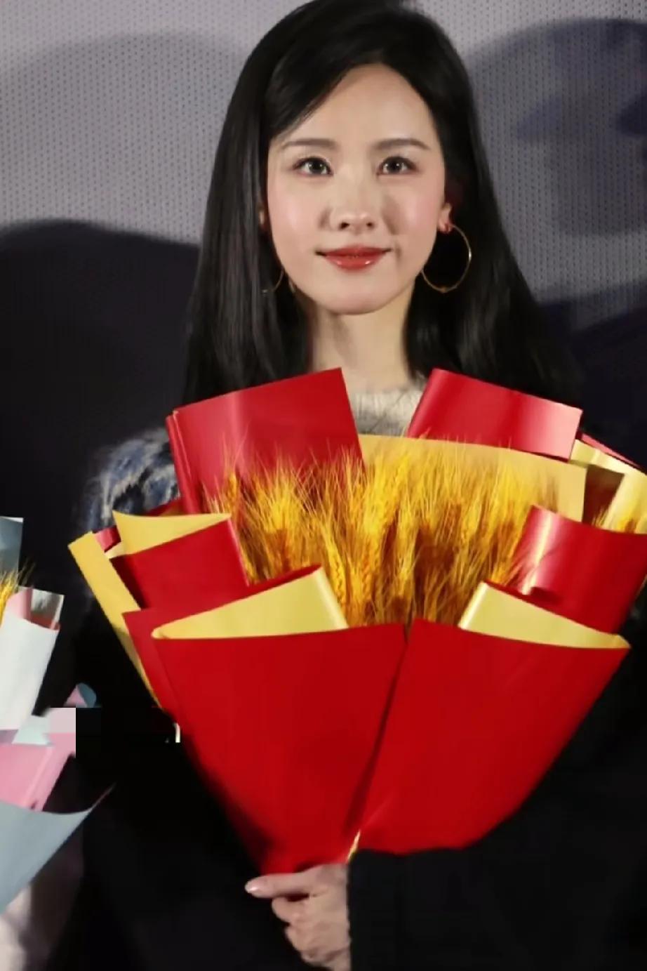 陈都灵的脸真的好小好精致呀
漂不漂亮对于每个人都是相对的，审美是多元化的，漂亮的