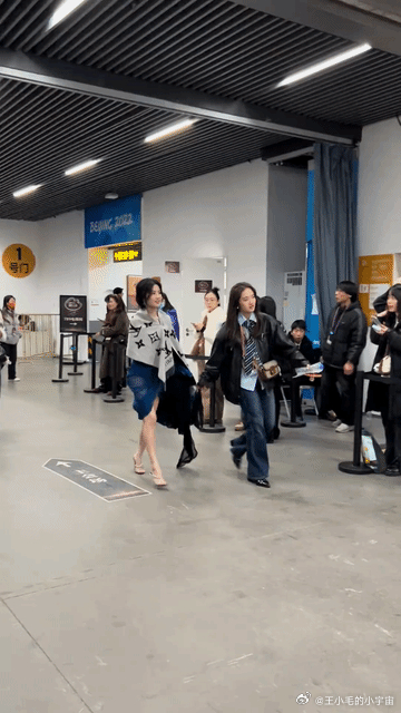 卢昱晓身边的这个小助理打扮起来穿上高跟鞋好像也不比她差，这样看卢昱晓是纯纯的邻家