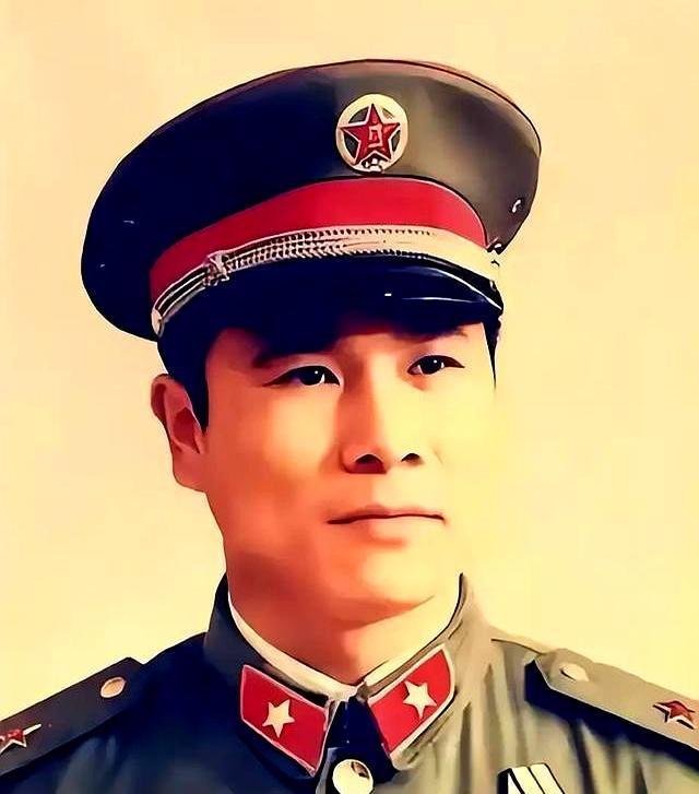 1979年，黄招强奉命护送伤兵撤退，中途休息时，他发现队伍里多了几张陌生面孔，他