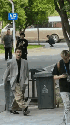 同样的风格，他穿上让人仰视，我穿上让人歧视。我发现，人靠衣服，马靠鞍的说法是错的