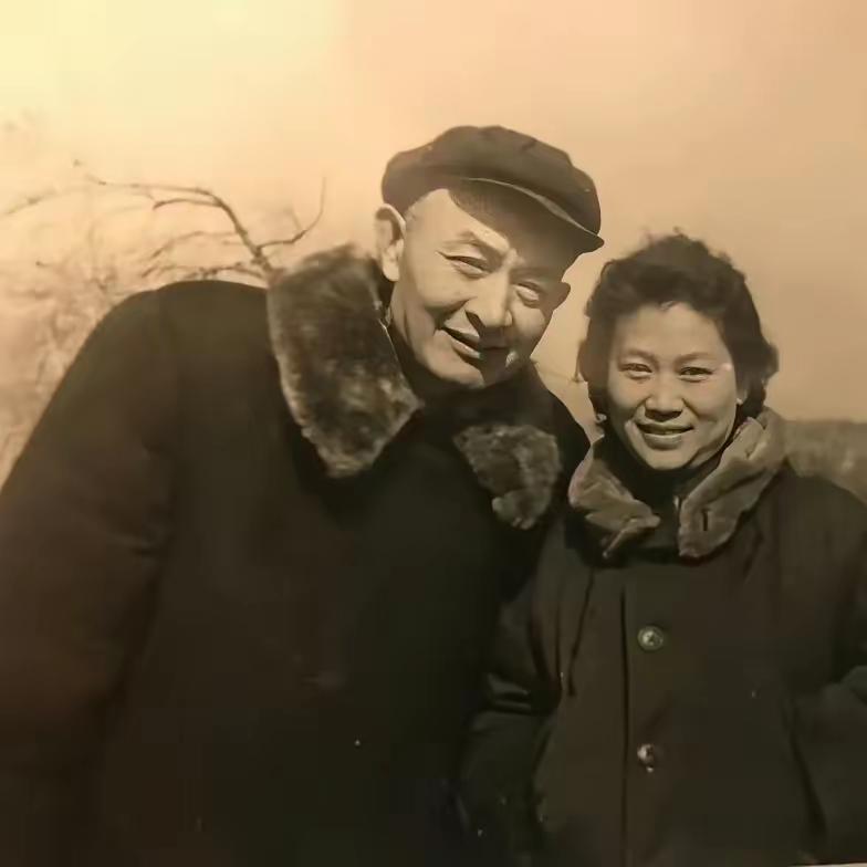 陈昌浩晚年，一张罕见的留影，这张照片拍摄于1965年冬季，地点在北京颐和园，男士