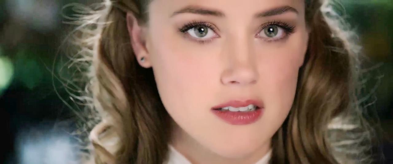 安珀・赫德的颜值真的太绝了
黄金比例脸，五官立体精致
她自带一种危险又迷人的气场