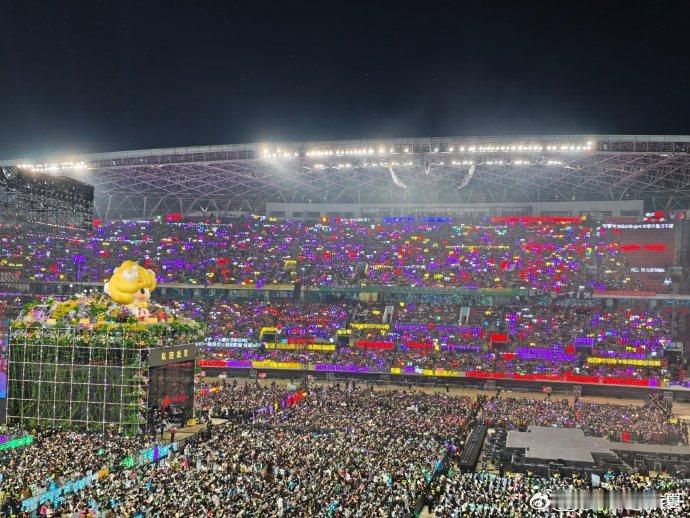 紫色的灯光和气氛，太有感染力了，心情都变好了 