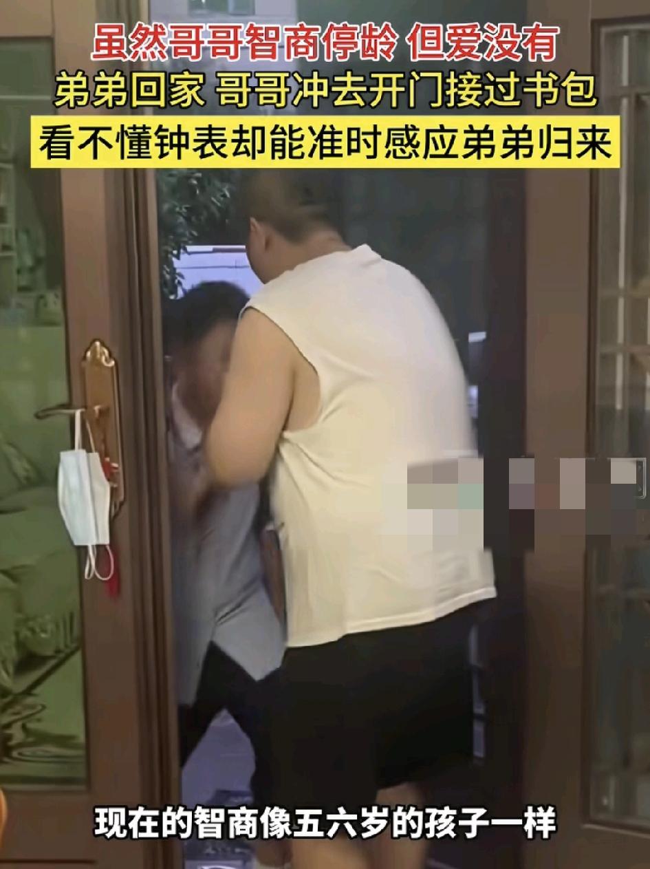 9月12日，山东临沂，一位母亲分享视频，家里的大宝在客厅看到弟弟下课回来高兴去迎