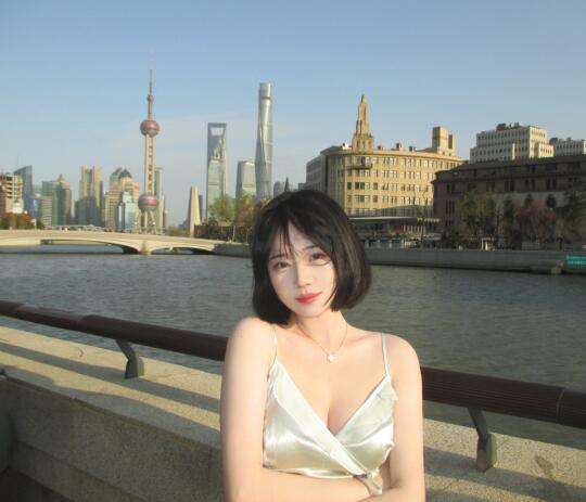 二十年前妈妈在苏州河边的照片