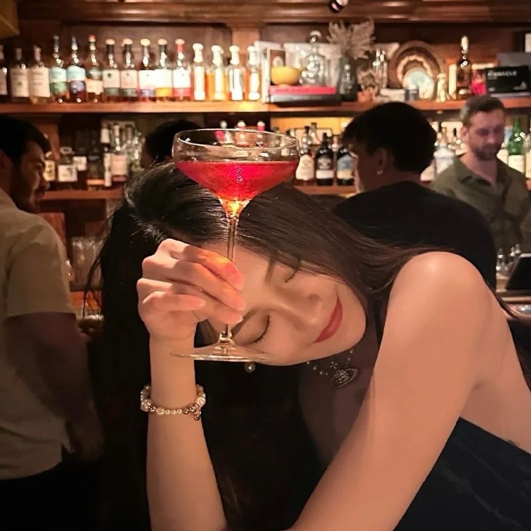 👩🏼‍💻 𝗜'𝗺 𝗳𝗶𝗻𝗲最后一杯，敬你在和别人暖昧时，我还一
