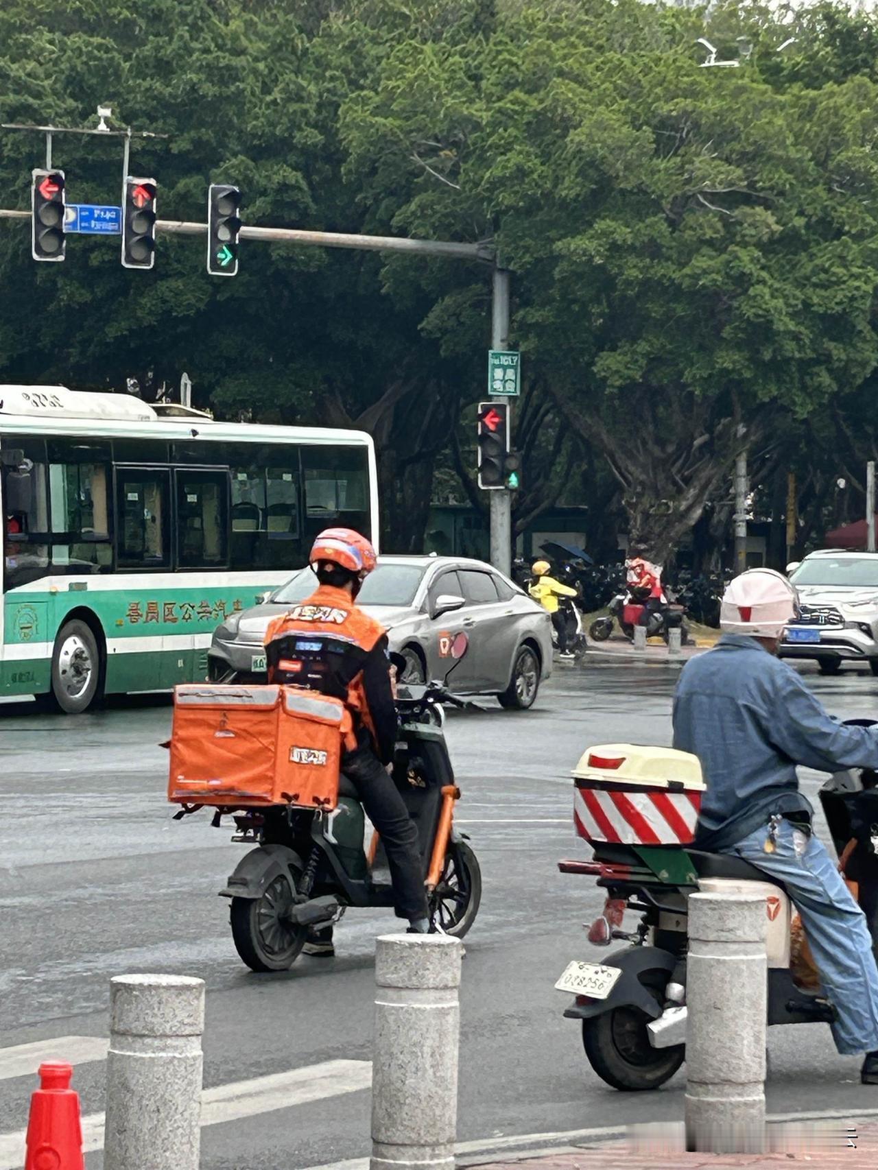 现在出门在外的打工人，

尤其是像我们这一种没有特殊技能的普通打工人！基本情况就