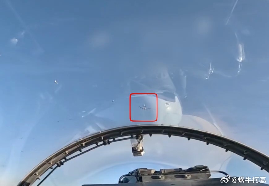 以色列空军飞行员在伊朗上空拍摄的镜头中出现了加油机，这是在炫耀已经获得绝对制空来