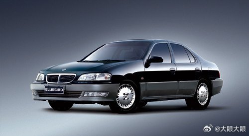 上黑下银双色车身、大饼轮毂、镀铬、桃木内饰、大屏幕、抬头显示…20多年过去了，大