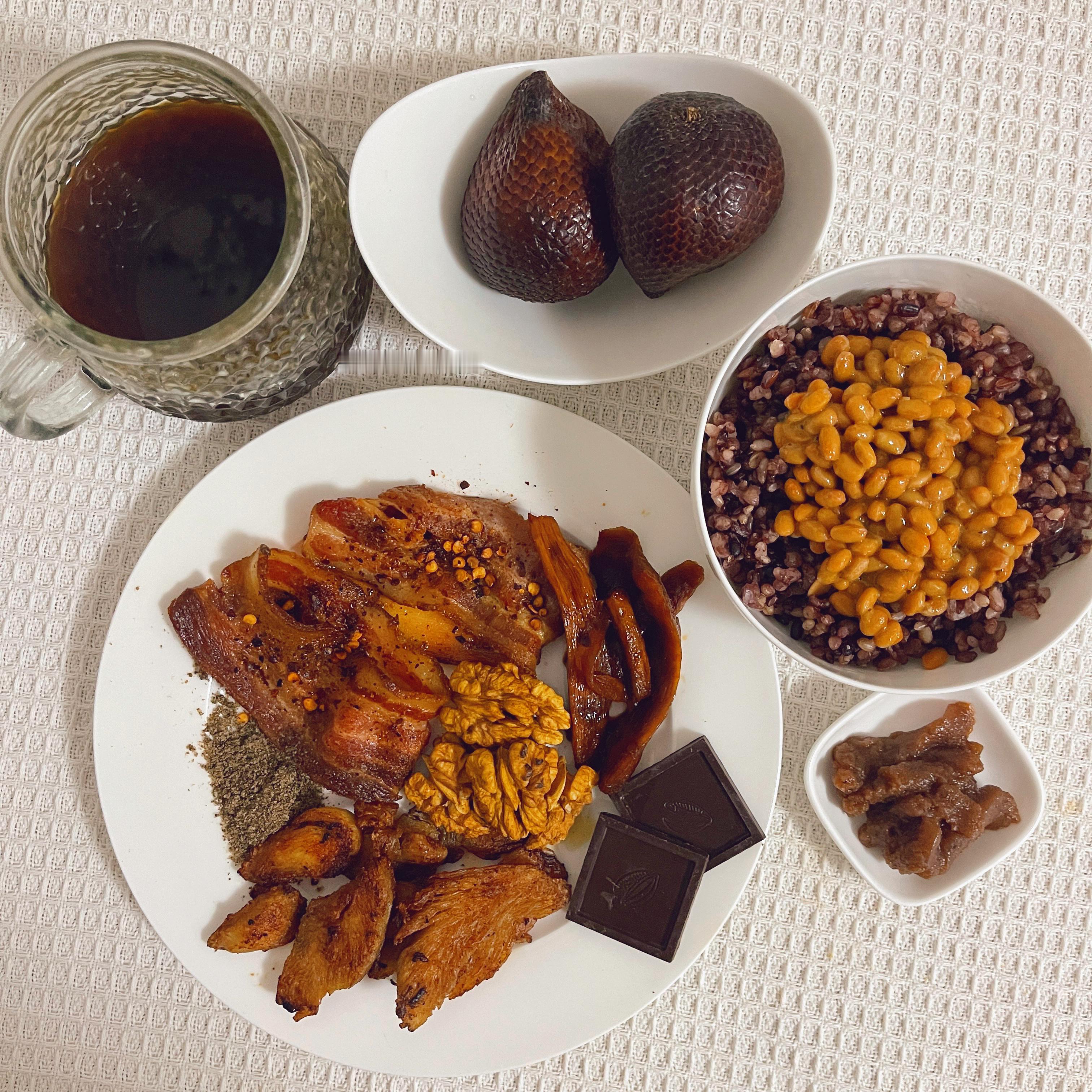 棕色午餐粗粮饭 纳豆 鸡胸肉 培根 核桃蛇皮果 酸角泥 亚麻籽 泡姜 巧克力 咖