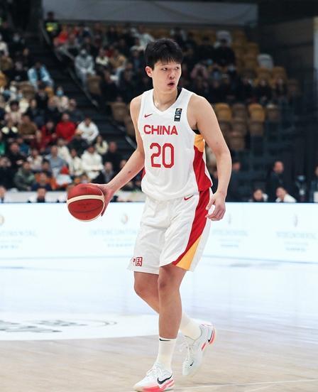 杨瀚森将不出战亚洲杯 由于杨瀚森参加的开拓者短训营和8月5日至17日的国际篮联男
