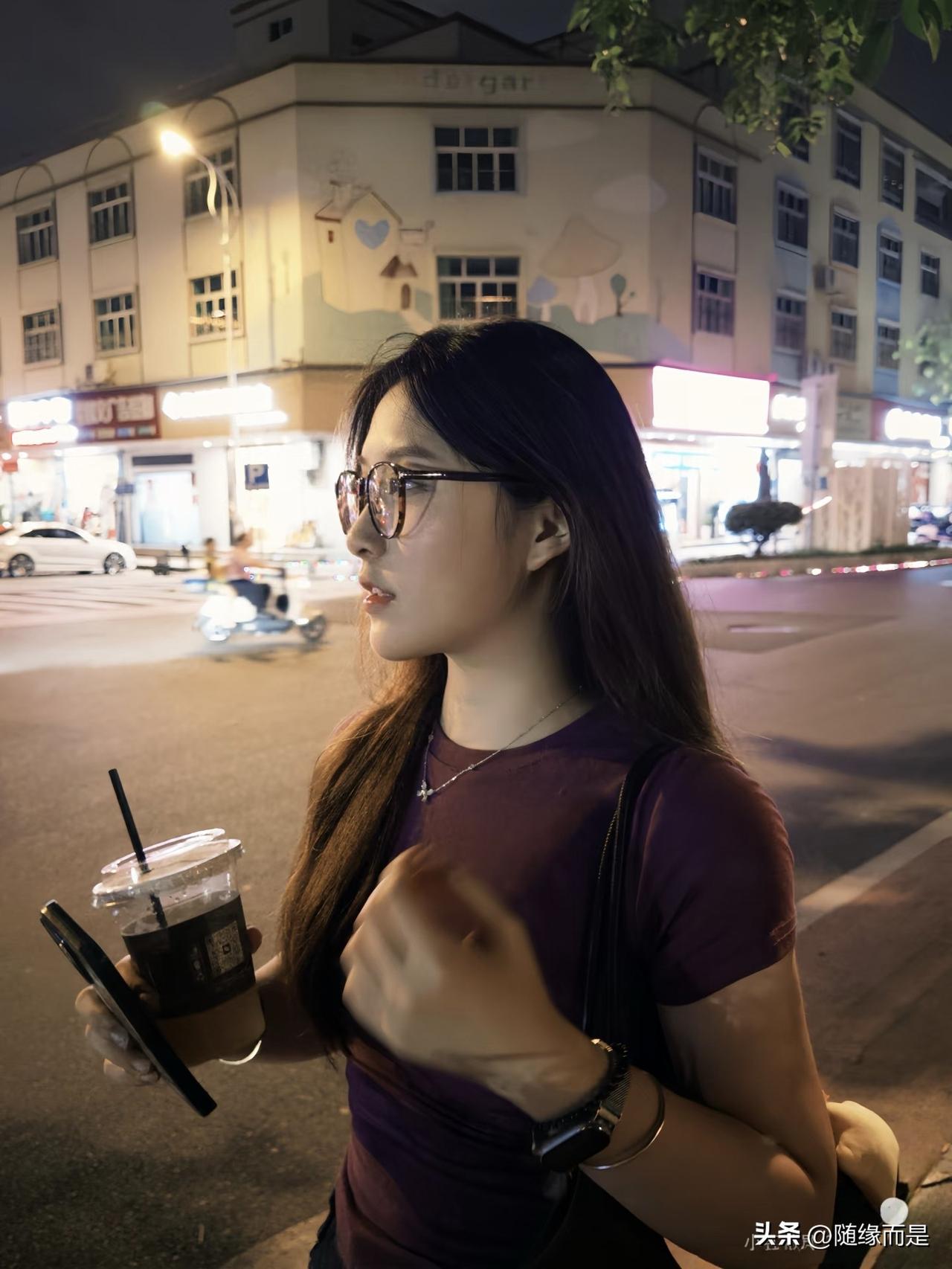 现在女性夜晚走在街头上的标准标配。