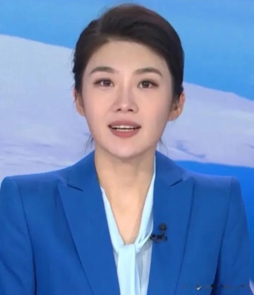 这是央视目前最漂亮的女主持人，长相甜美，美丽动人，自信优雅，穿着蓝色西装，温柔可