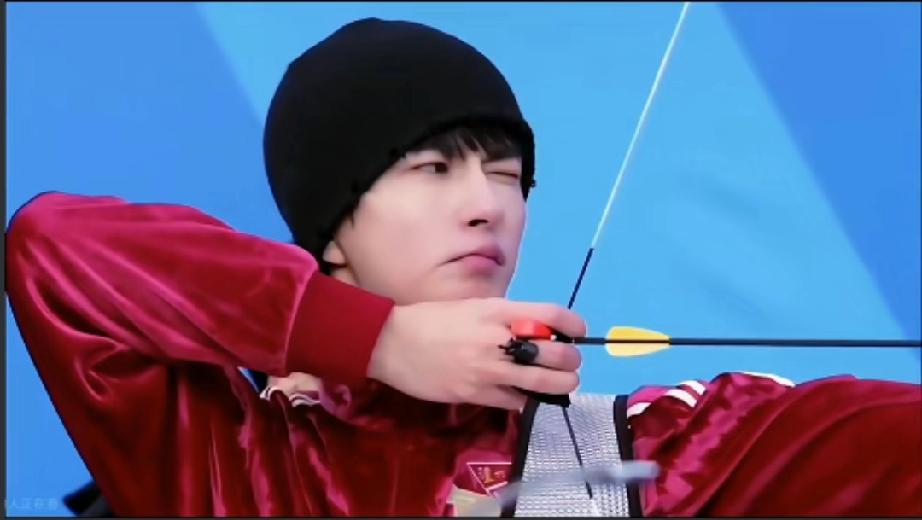 萌萌这么认真的一箭，结果射到帘子里去了

看他这专业的手法，全神贯注的眼神，还以