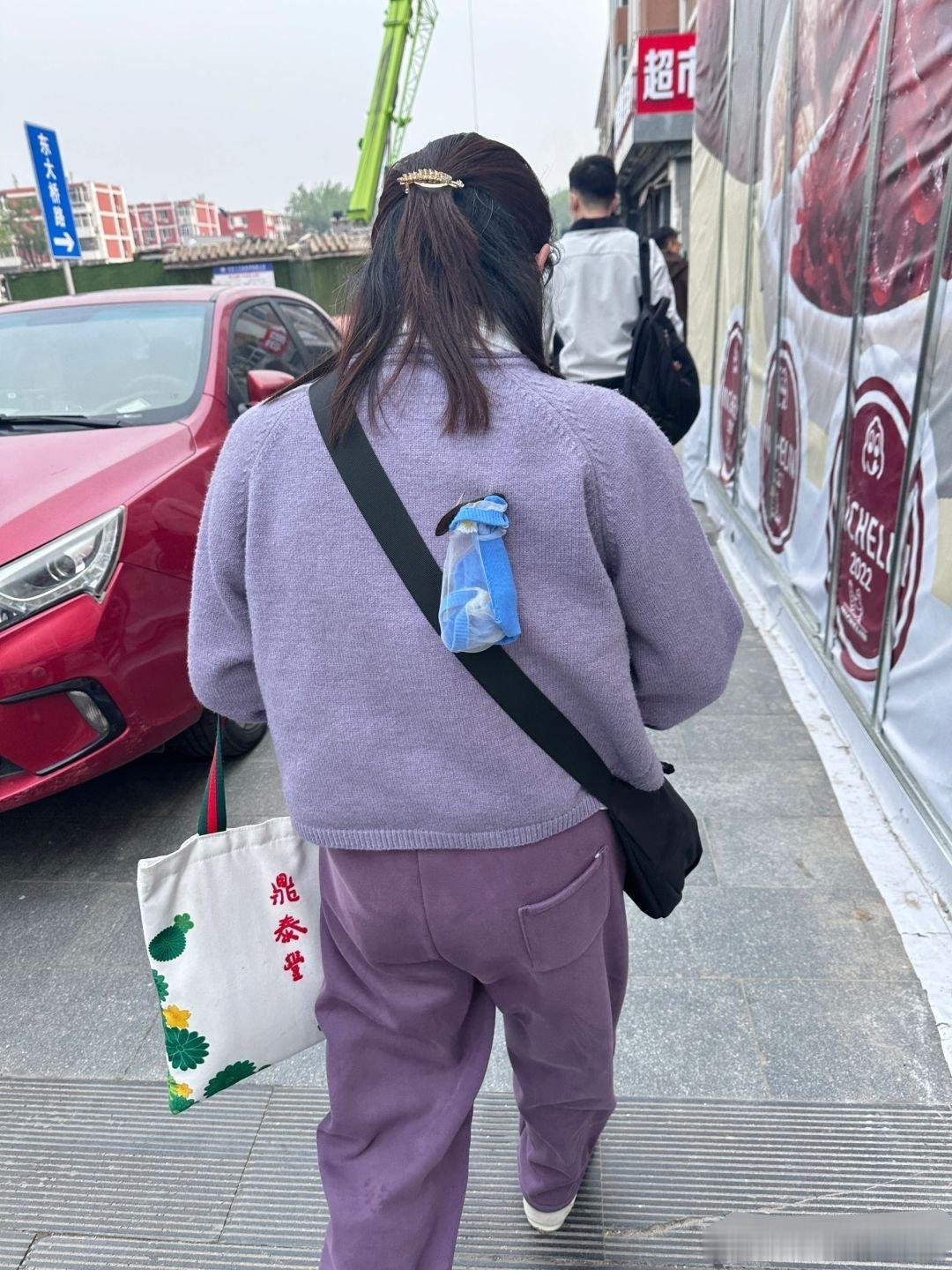 要不要直接给她拿下来？ ​​​