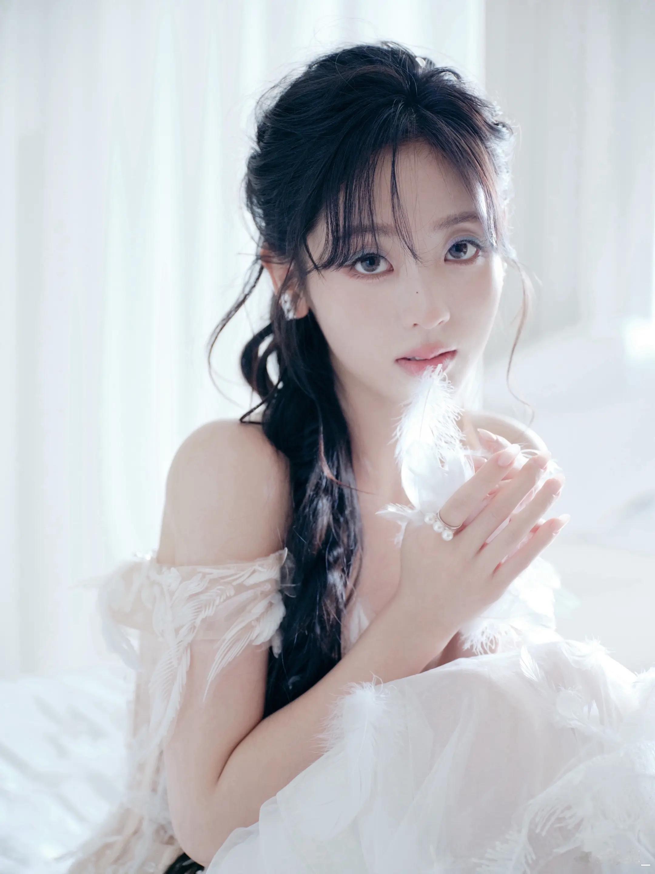 邢菲黑长直冷御感 谁懂啊！以前是甜妹天花板，现在黑长直一披直接杀疯了！红毯上黑裙